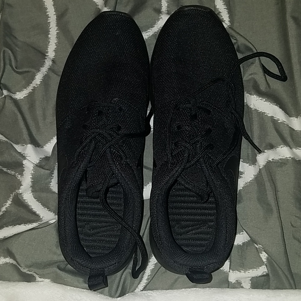Black nike roshies